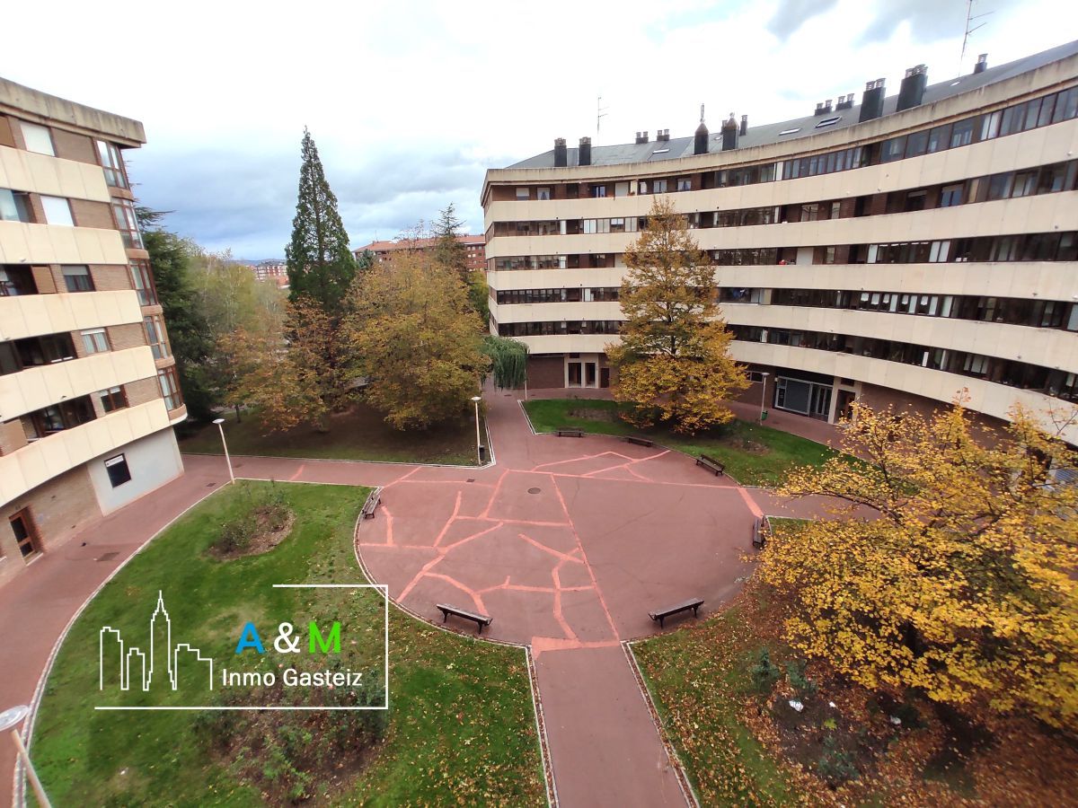 Vista exterior de Pis de lloguer en Vitoria - Gasteiz amb Calefacció, Parquet i Terrassa