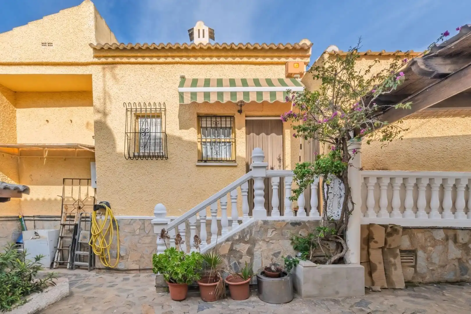 Vista exterior de Casa o chalet en venta en Torrevieja con Jardín privado