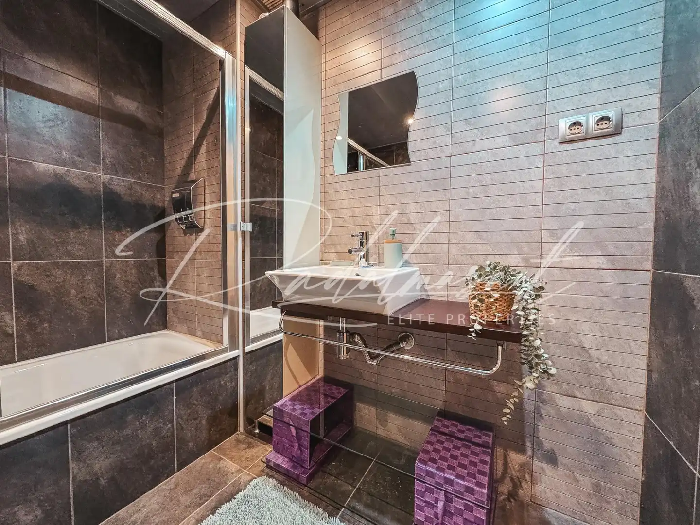 Badezimmer von Einfamilien-Reihenhaus zum Verkauf in Perafort mit Klimaanlage, Privatgarten und Parkett