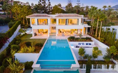 Vista exterior de Casa o xalet en venda en Marbella amb Aire condicionat, Jardí privat i Terrassa