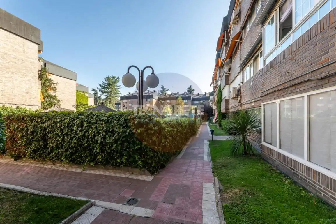 Vista exterior de Pis en venda en Majadahonda amb Calefacció, Terrassa i Traster