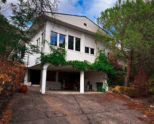 Vista exterior de Casa o xalet en venda en La Cabrera amb Terrassa