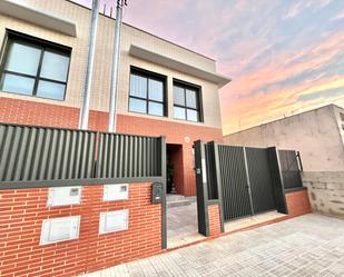 Vista exterior de Casa adosada en venda en Reus amb Aire condicionat, Calefacció i Jardí privat