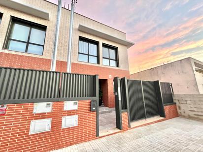 Vista exterior de Casa adosada en venda en Reus amb Aire condicionat, Terrassa i Balcó