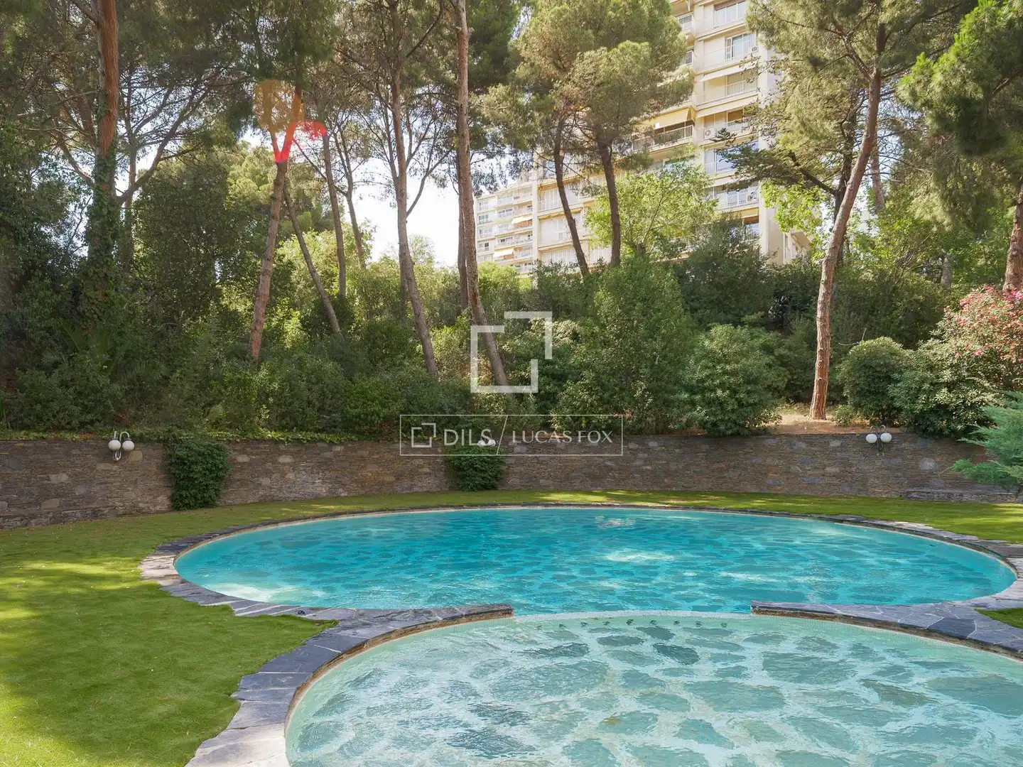 Schwimmbecken von Wohnung zum Verkauf in Barcelona mit Klimaanlage, Terrasse und Abstellraum