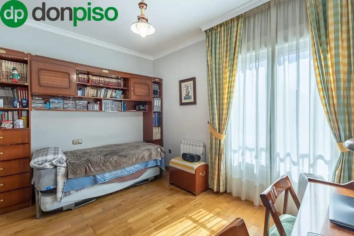 Sala de estar de Casa adosada en venta en Granada con Calefacción, Jardín privado y Terraza