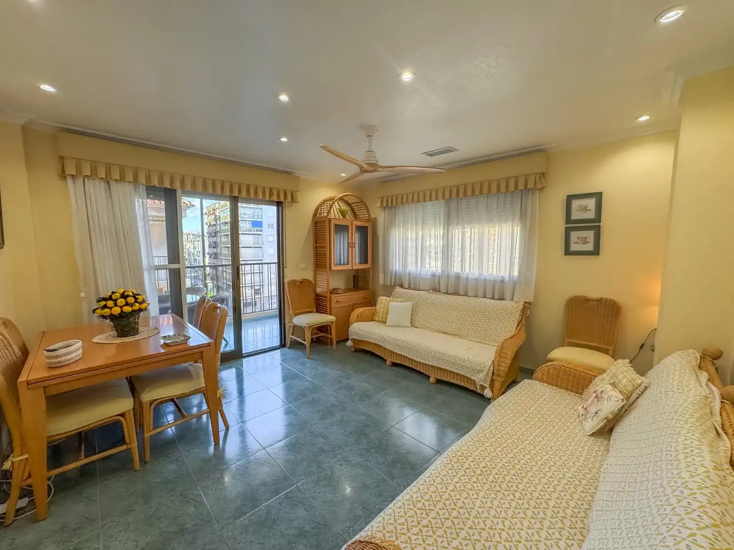 Sala d'estar de Apartament de lloguer en Santa Pola amb Terrassa, Moblat i Forn
