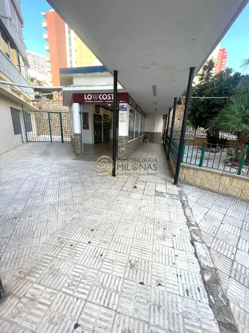 Vista exterior de Local en venta en Finestrat