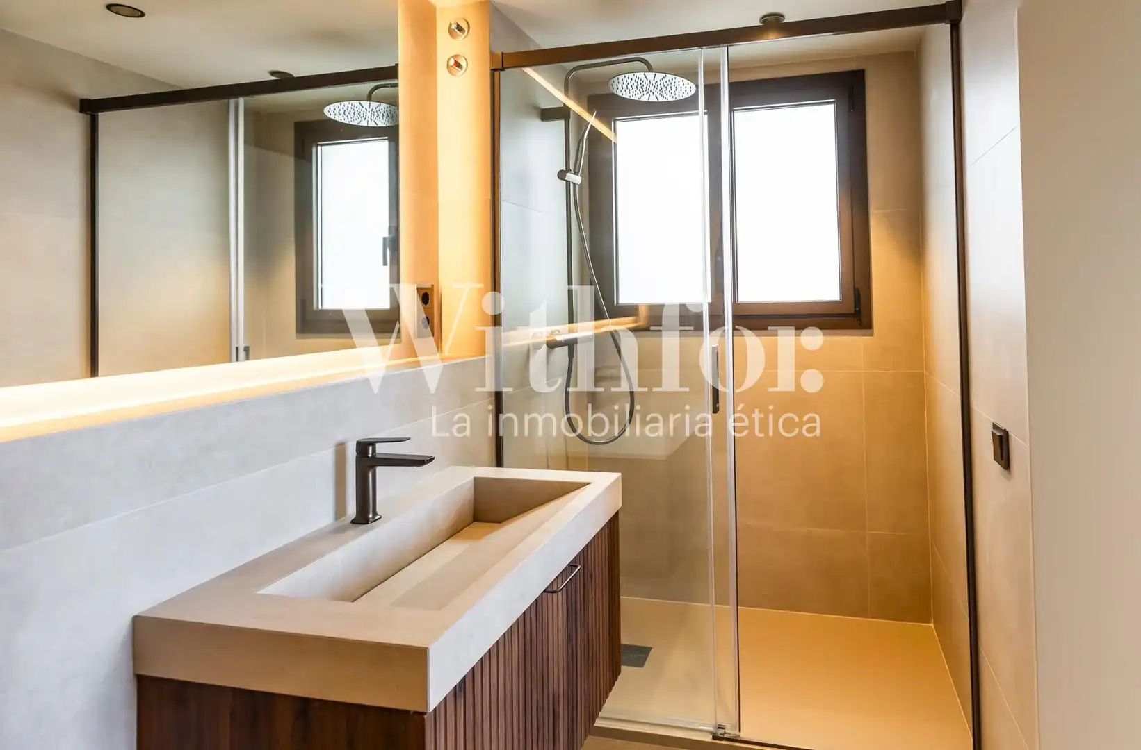 Baño de Ático en venta en Barcelona con Calefacción, Terraza y Balcón