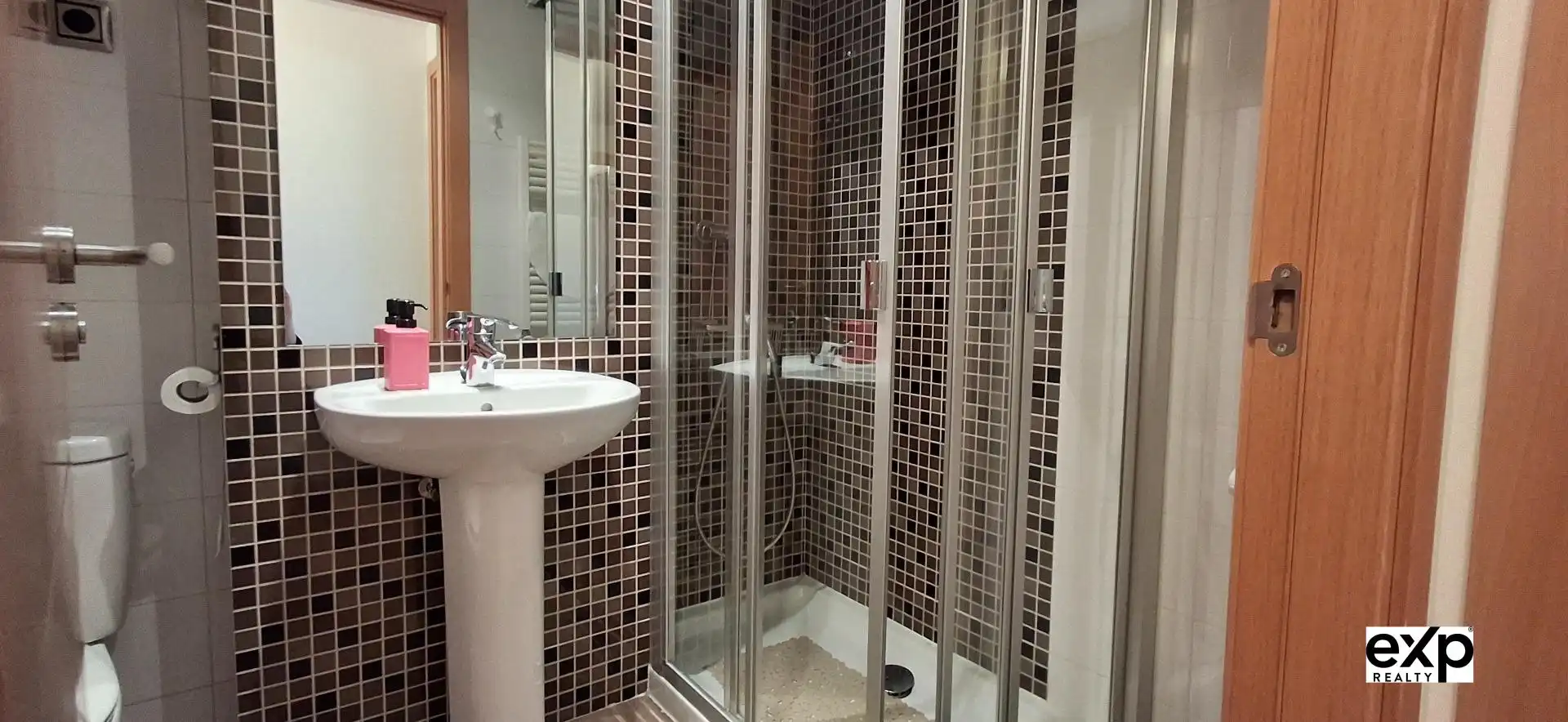 Bathroom of Apartments for rent in Madrid  with Air Conditioner, Heating and Private garden