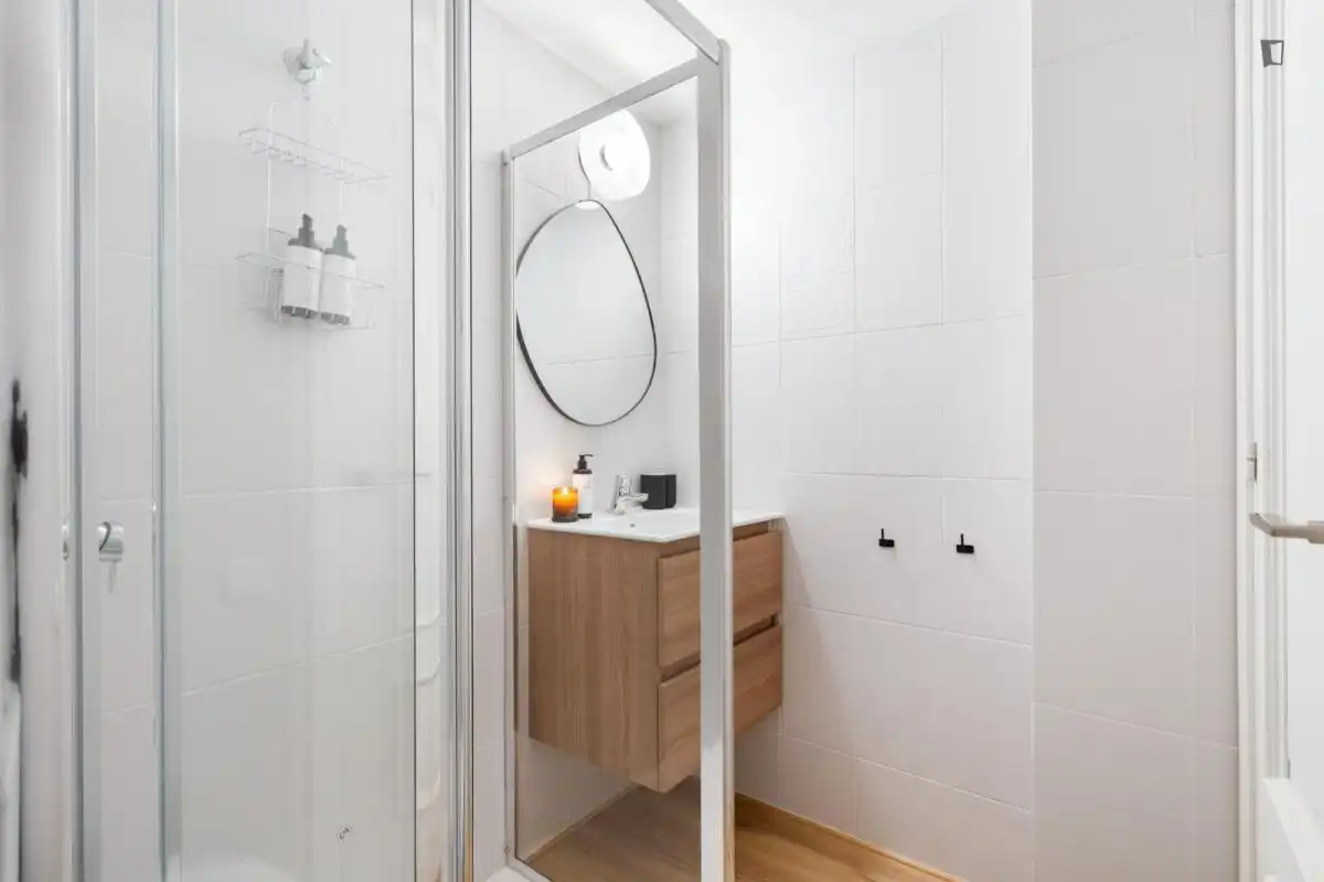Baño de Apartamento para compartir en Barcelona con Aire acondicionado, Calefacción y Amueblado