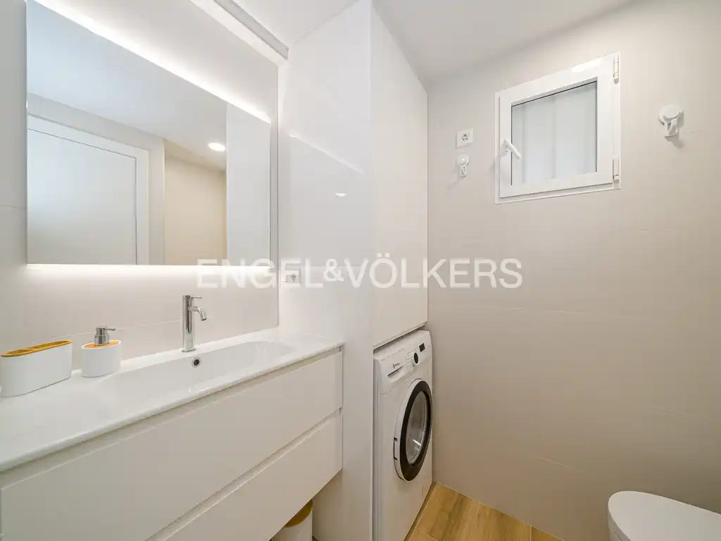 Badezimmer von Wohnungen zur Miete in Benidorm mit Klimaanlage, Möbliert und Gemeinschaftspool