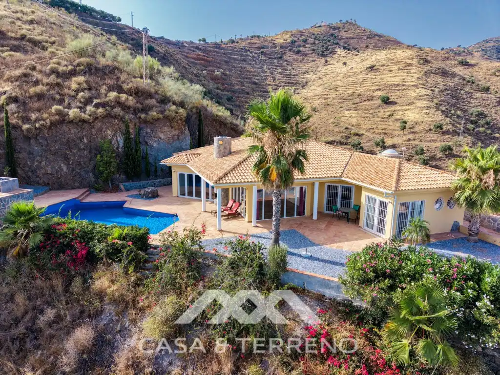 Vista exterior de Casa o xalet en venda en Algarrobo amb Jardí privat, Terrassa i Piscina