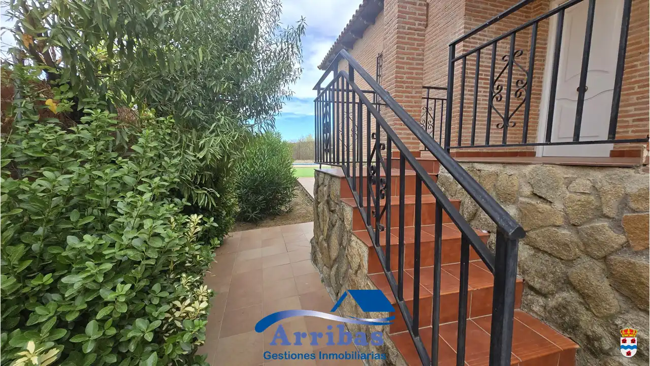Vista exterior de Casa o chalet en venta en El Casar de Escalona con Calefacción, Jardín privado y Terraza