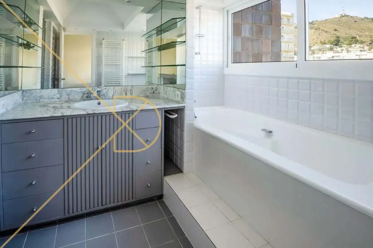 Badezimmer von Wohnung zum Verkauf in Barcelona mit Parkett