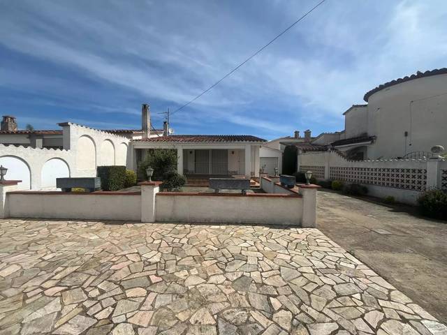 Casa-chalet en Venta en Peni