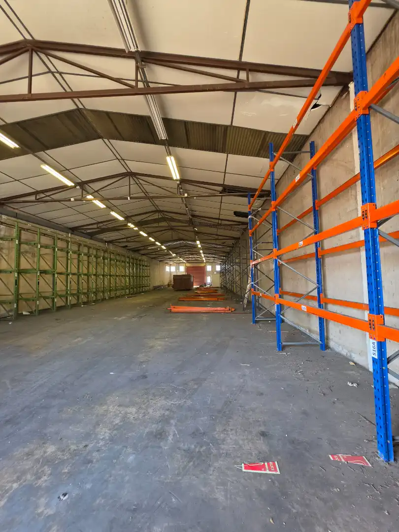 Fabrikhallen zur Miete in Canovelles