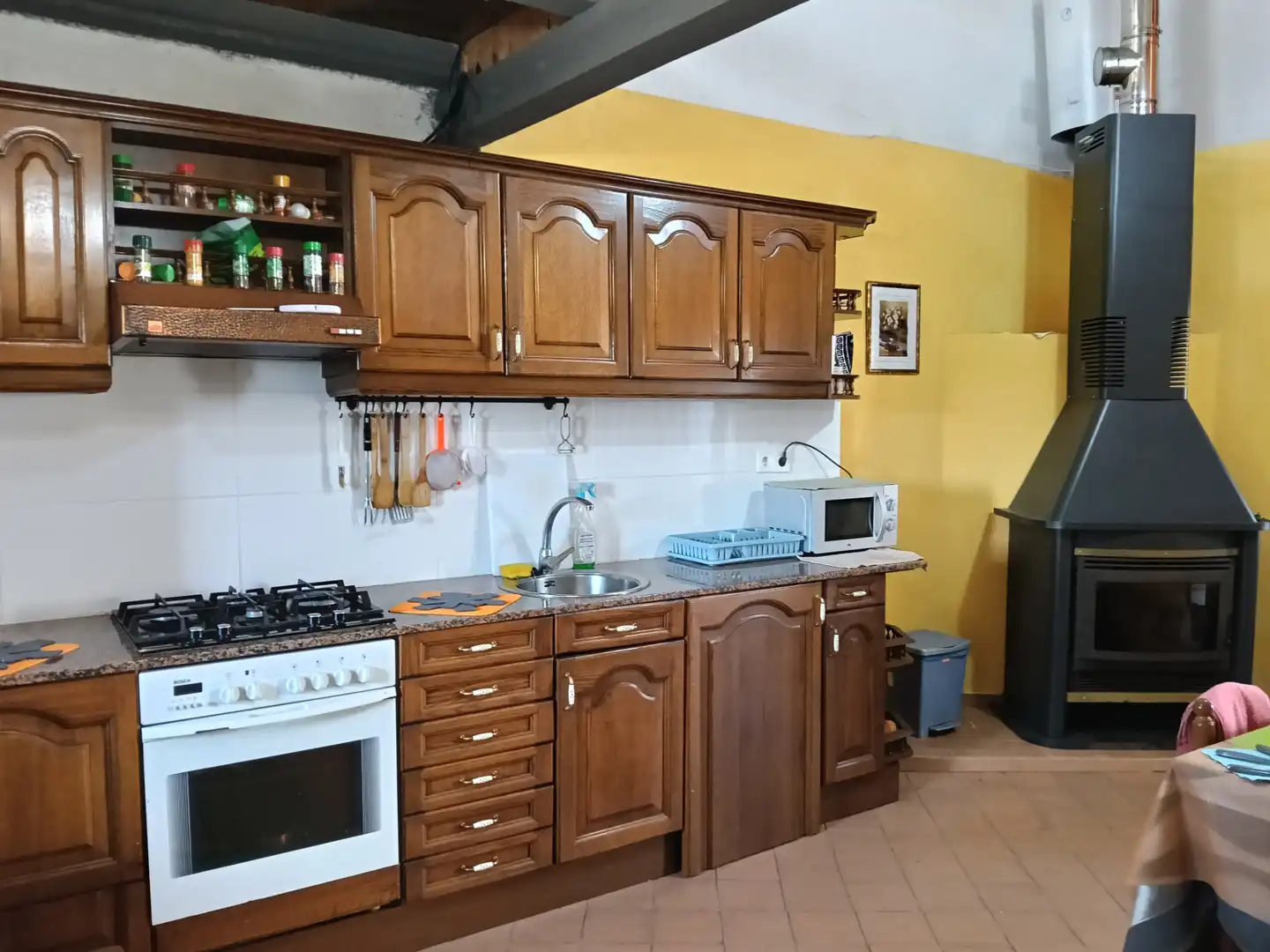 Küche von Einfamilien-Reihenhaus zum Verkauf in Carral mit Privatgarten und Abstellraum