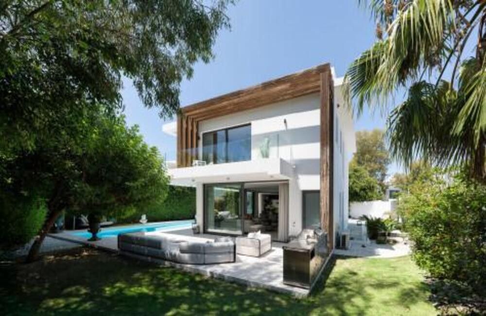 Vista exterior de Casa o chalet en venta en Estepona con Aire acondicionado, Jardín privado y Terraza