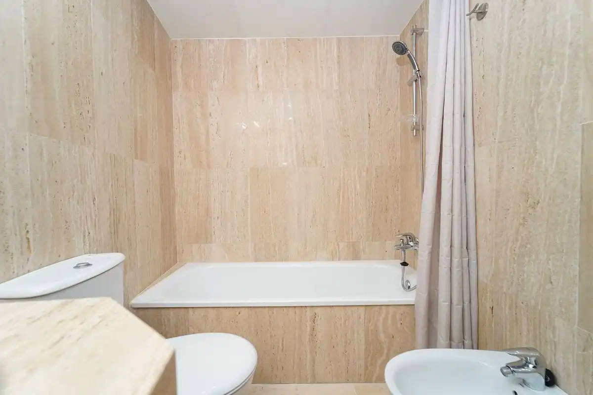 Baño de Apartamento en venta en Marbella con Aire acondicionado, Calefacción y Terraza