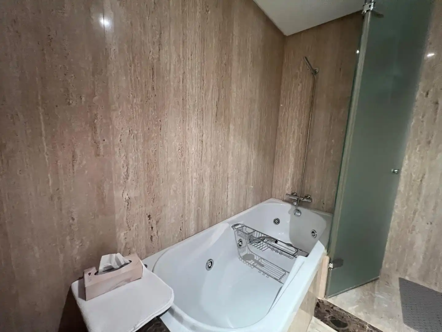 Badezimmer von Wohnung zum Verkauf in Estepona mit Klimaanlage, Privatgarten und Terrasse