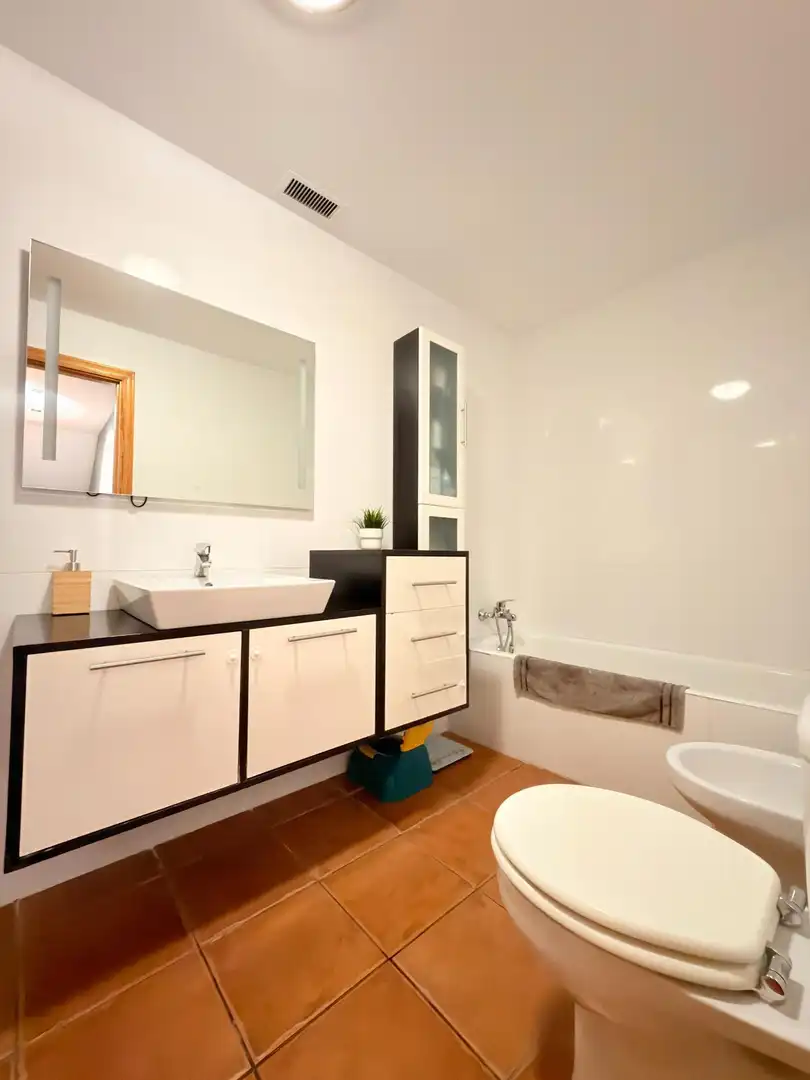 Badezimmer von Einfamilien-Reihenhaus zum Verkauf in Mutxamel mit Klimaanlage, Heizung und Terrasse