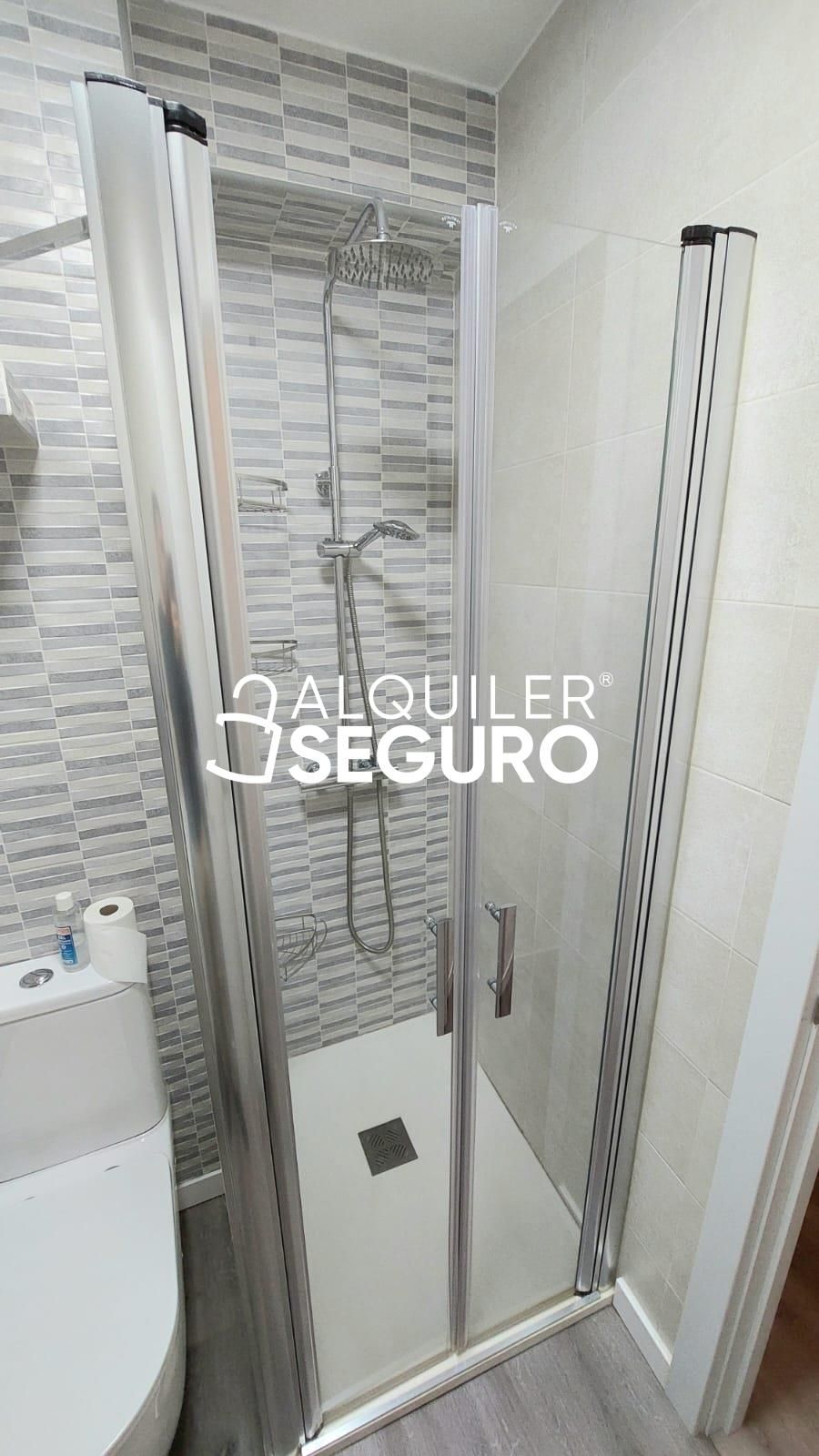 Bany de Pis de lloguer en  Madrid Capital amb Aire condicionat, Calefacció i Moblat