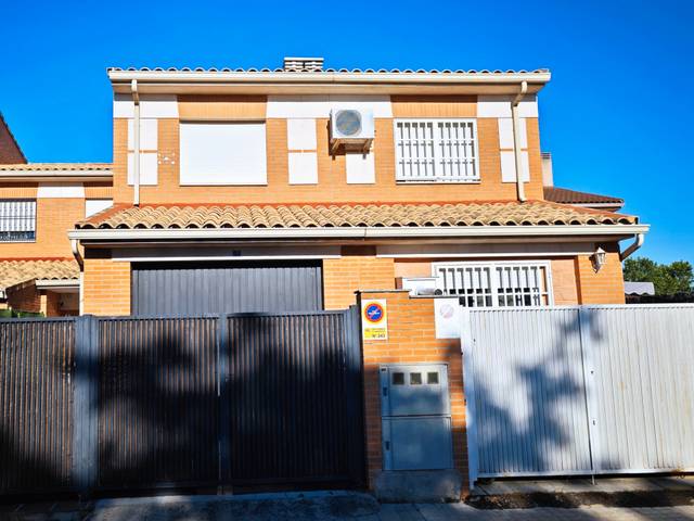 Casa adosada en Venta en Calle José Saramago en Casarrubuelos