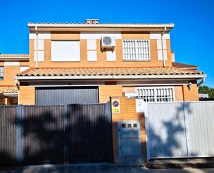 Exterior view of Single-family semi-detached for sale in Casarrubuelos  with Heating, Storage room and Furnished