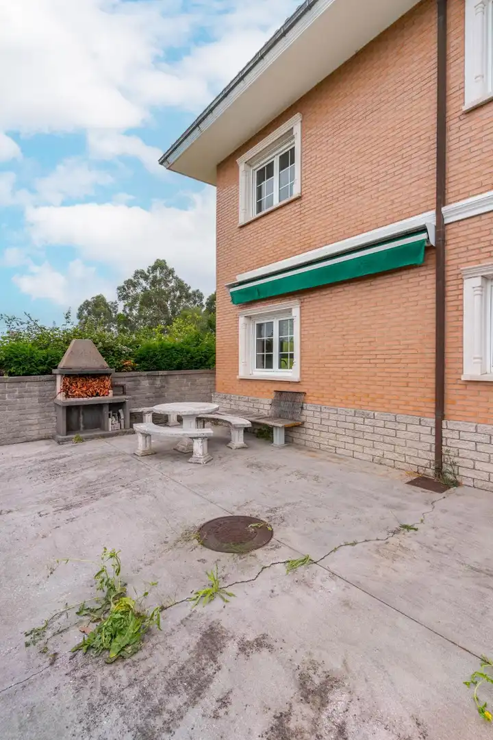 Terrassa de Casa o xalet en venda en Gijón  amb Calefacció, Jardí privat i Traster