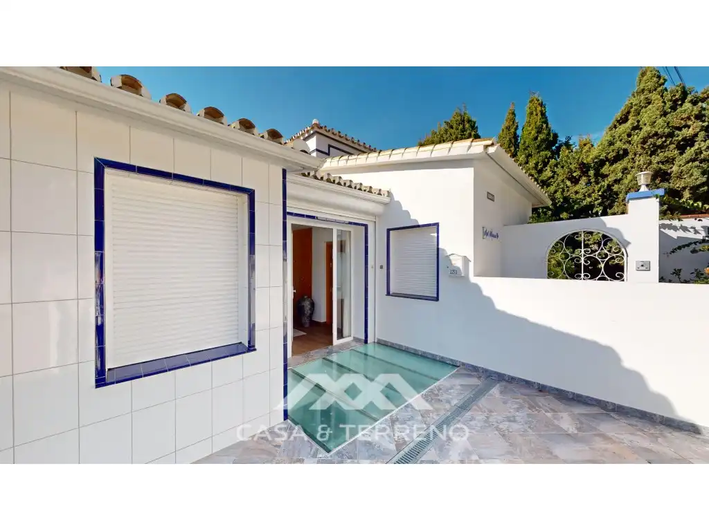 Vista exterior de Casa o xalet en venda en Vélez-Málaga amb Aire condicionat, Jardí privat i Terrassa