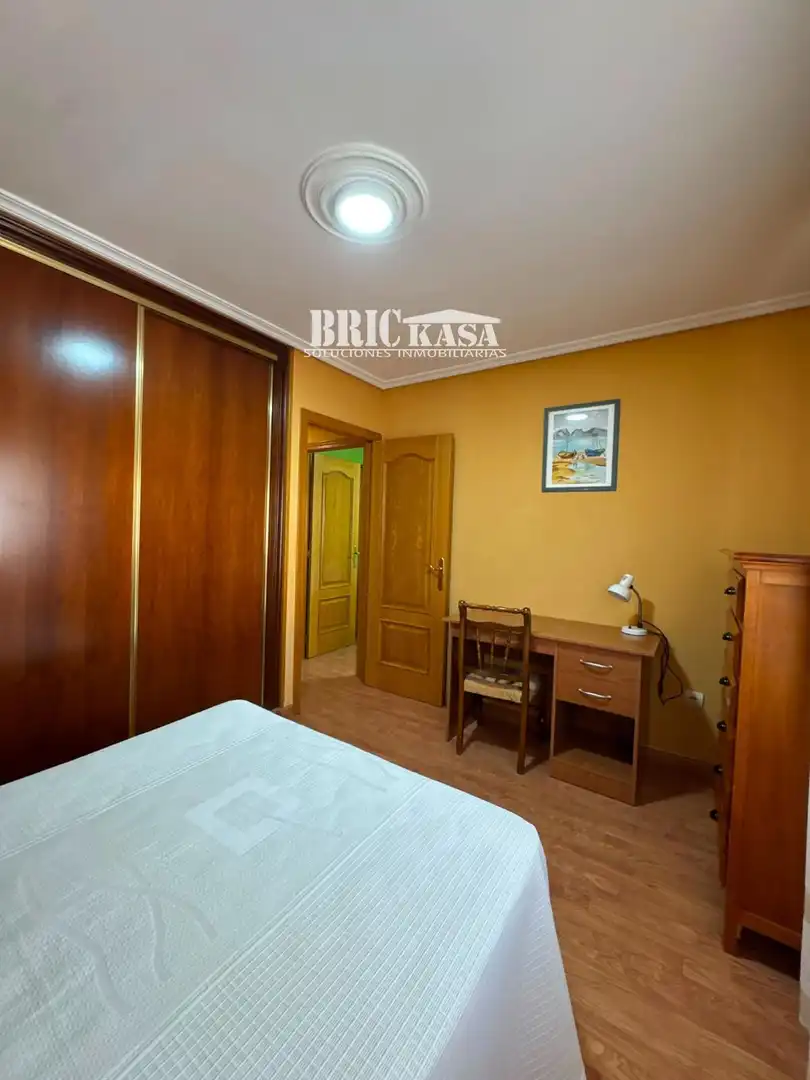 Schlafzimmer von Dachboden zur Miete in Cáceres mit Klimaanlage, Terrasse und Möbliert