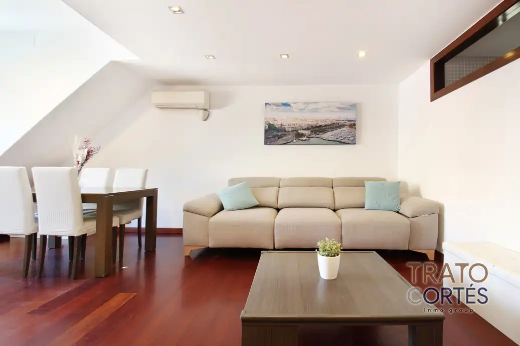 Sala d'estar de Dúplex en venda en Gavà amb Aire condicionat, Parquet i Terrassa