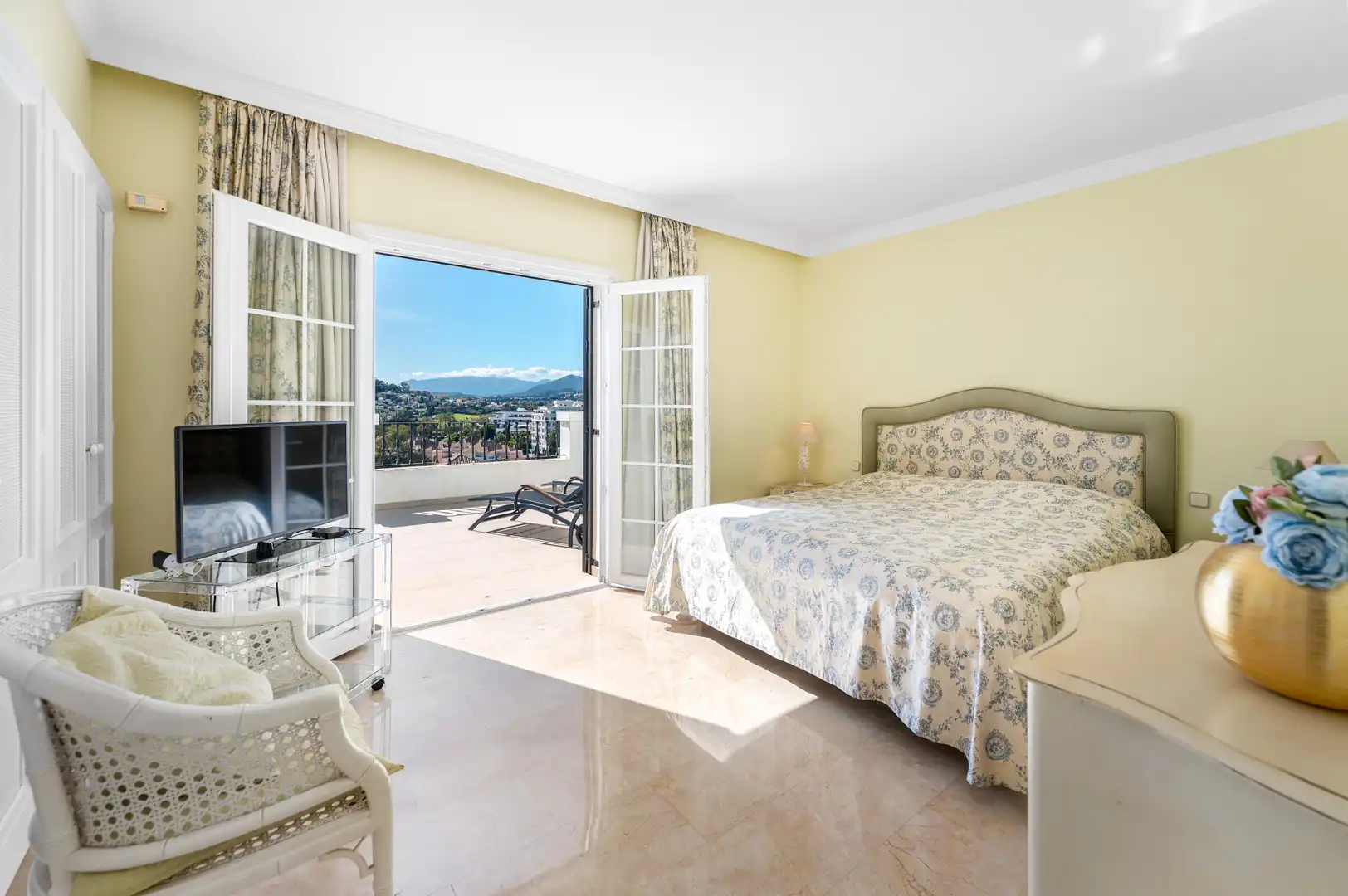 Habitación de Casa adosada en venta en Marbella con Aire acondicionado, Terraza y Piscina