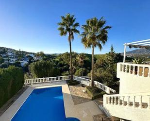 Vista exterior de Casa o xalet en venda en Mijas amb Aire condicionat, Terrassa i Piscina