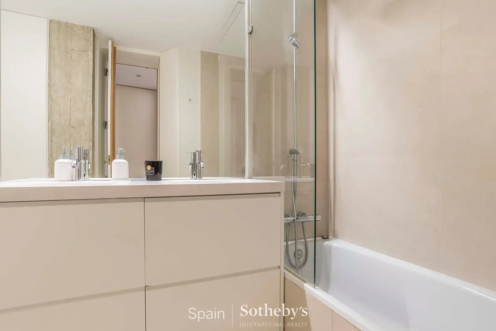 Badezimmer von Wohnungen zum Verkauf in Madrid mit Klimaanlage, Heizung und Abstellraum