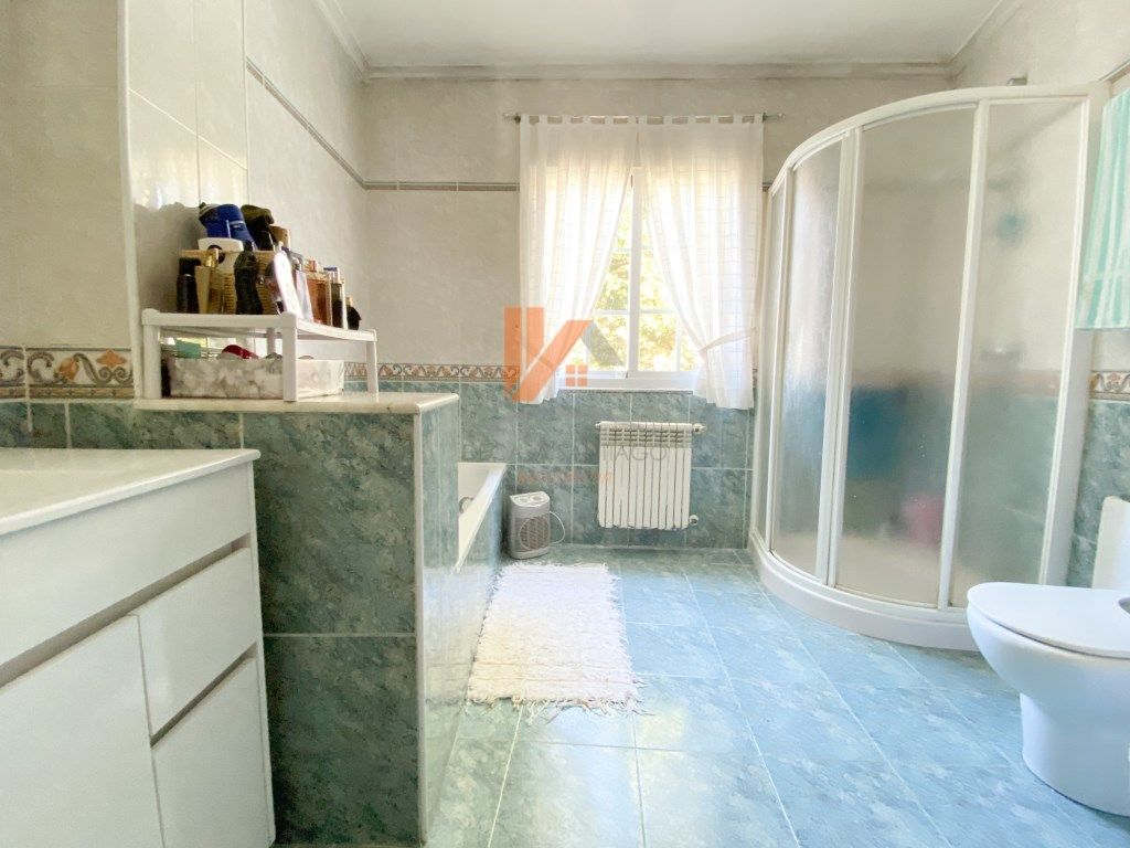 Bany de Casa o xalet en venda en Santiago de Compostela  amb Jardí privat, Forn i Internet