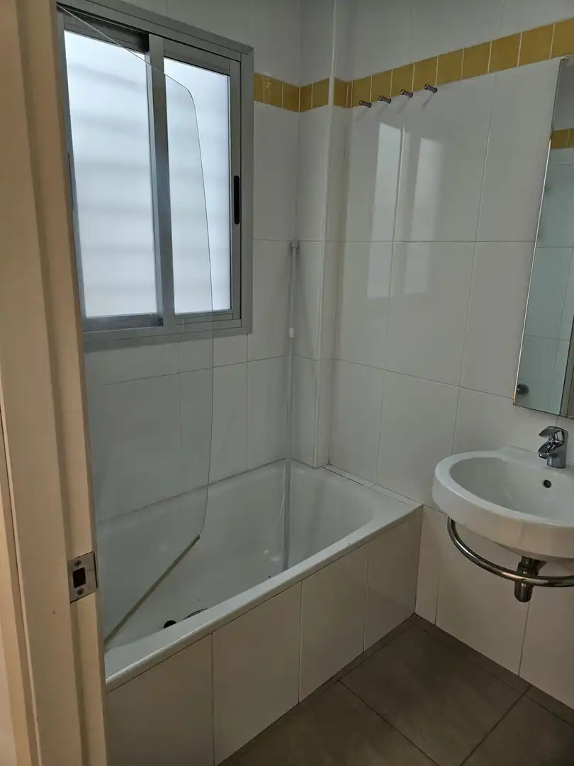 Baño de Piso de alquiler en Sevilla con Aire acondicionado, Calefacción y Balcón