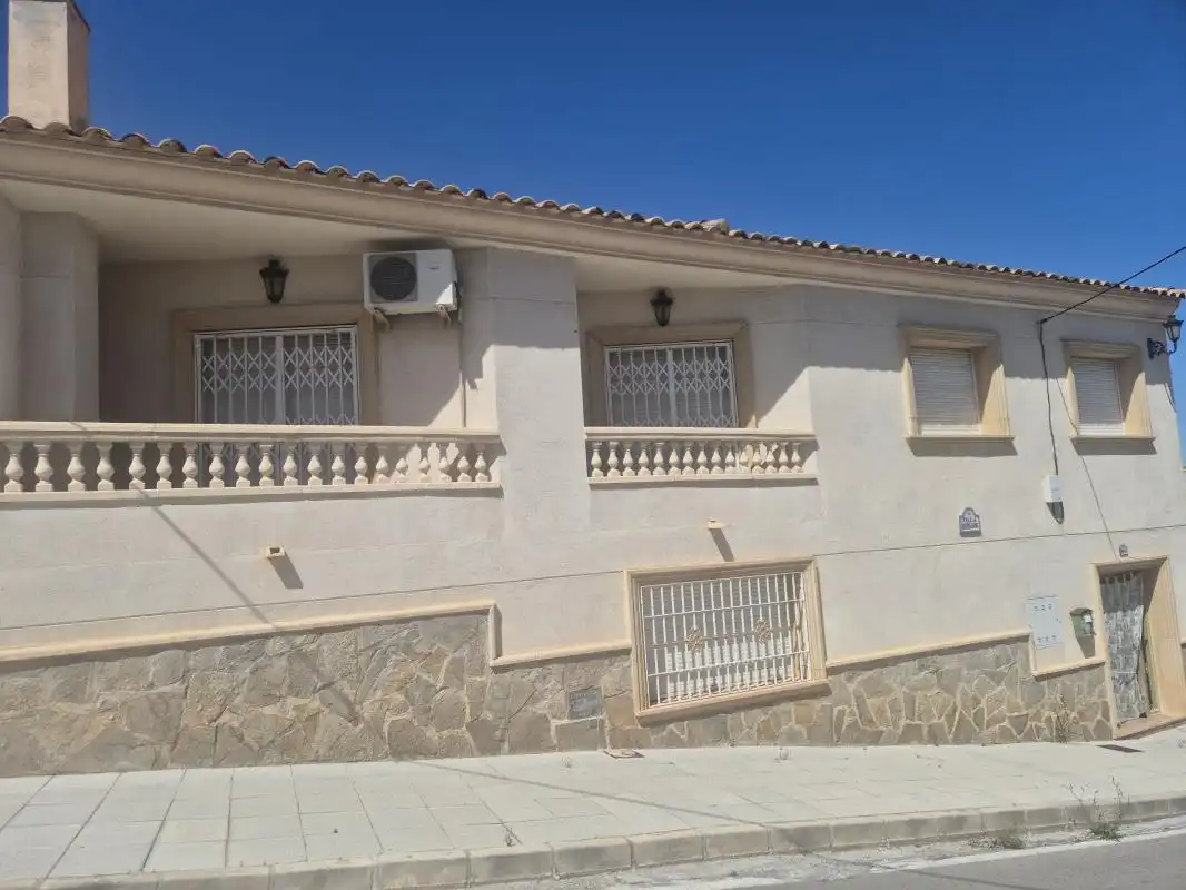 Vista exterior de Casa o xalet en venda en Villanueva de las Torres amb Aire condicionat, Calefacció i Terrassa