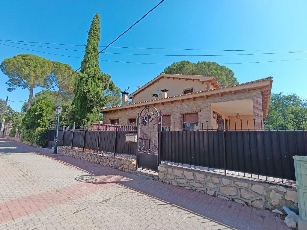 Vista exterior de Casa o xalet en venda en Villamanrique de Tajo amb Calefacció, Jardí privat i Piscina comunitària
