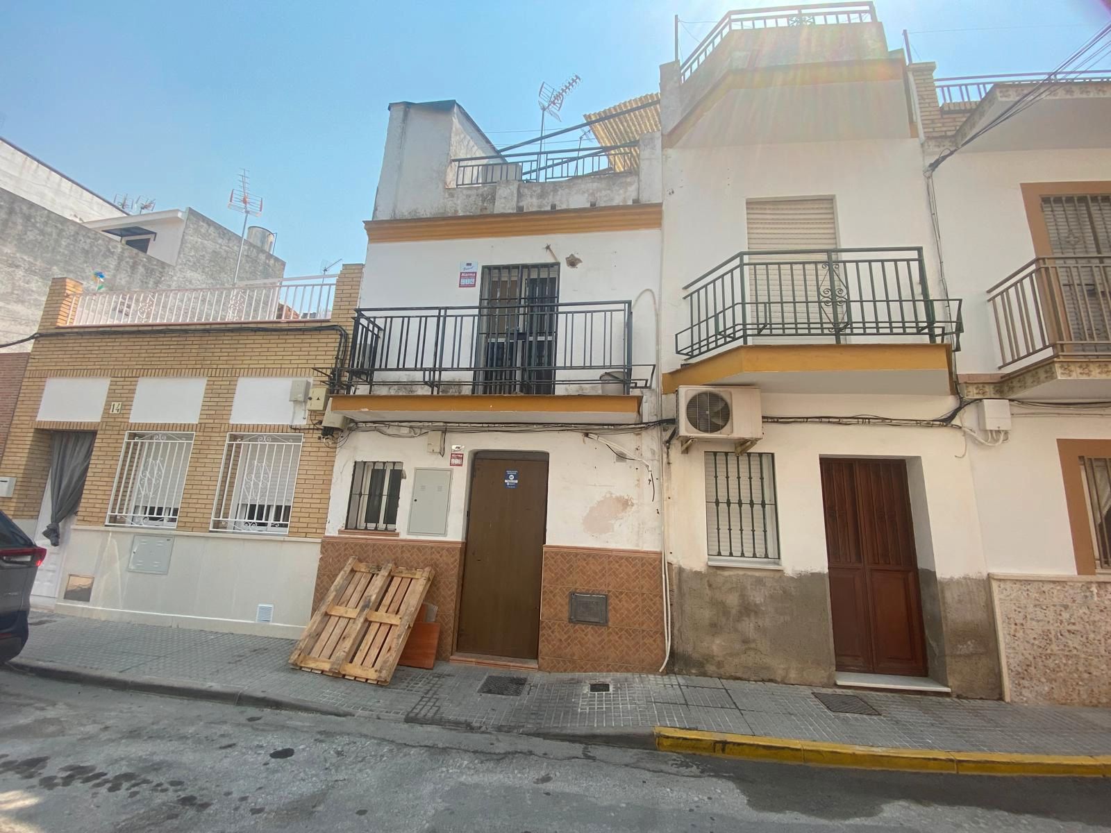 Exterior view of House or chalet for sale in La Algaba  with Terrace and Balcony