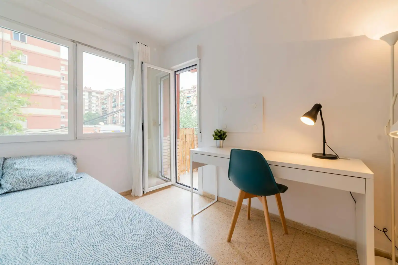 Bedroom of Flat for share in Valencia  with Furnished, Washing machine and TV