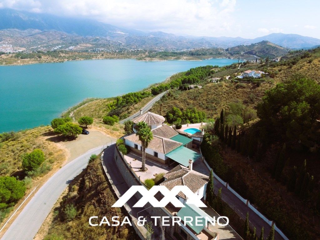 Vista exterior de Casa o xalet en venda en Viñuela amb Aire condicionat, Jardí privat i Terrassa