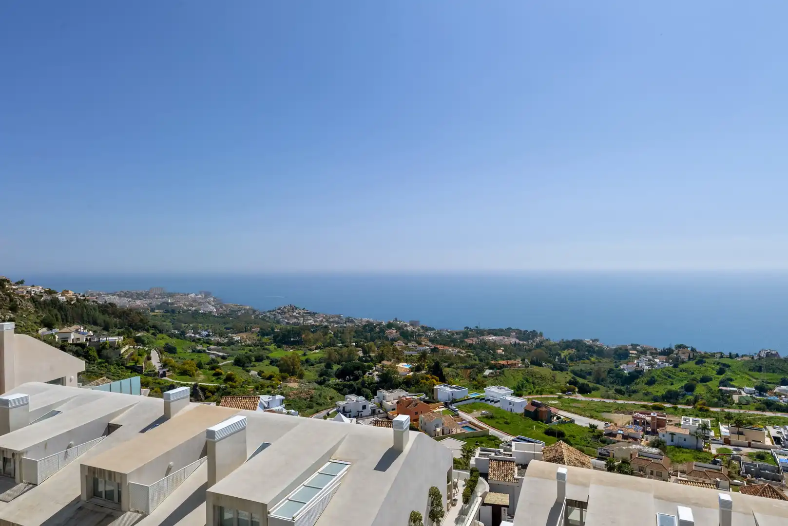 Vista exterior de Àtic en venda en Benalmádena amb Aire condicionat, Terrassa i Piscina