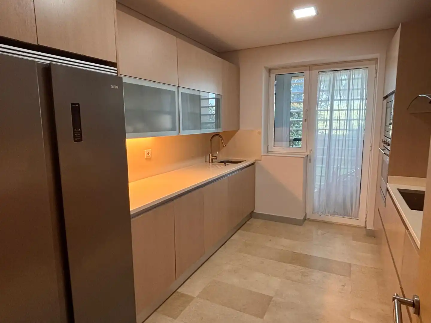 Küche von Wohnung zum Verkauf in Sotogrande mit Klimaanlage, Heizung und Privatgarten