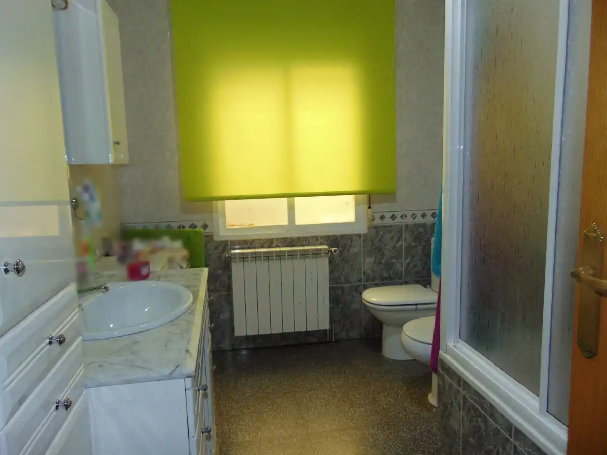 Bany de Casa o xalet en venda en Valdepeñas amb Aire condicionat, Calefacció i Terrassa