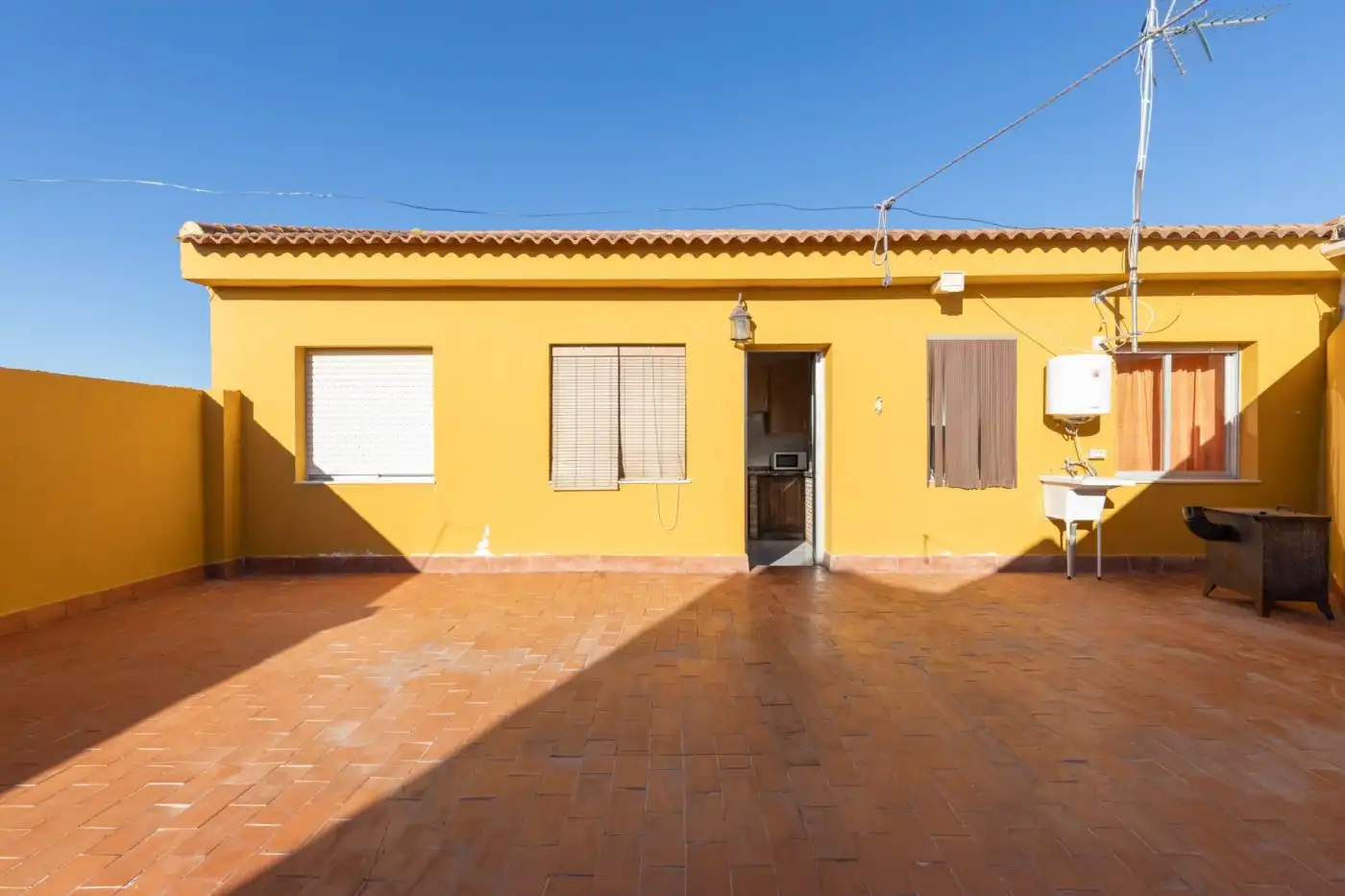 Außenansicht von Wohnung zum Verkauf in Moraleda de Zafayona mit Klimaanlage, Terrasse und Balkon