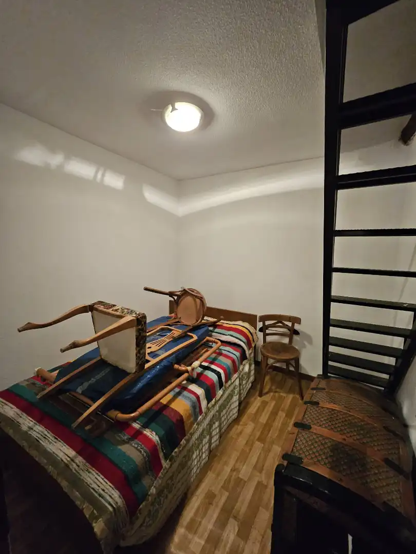 Schlafzimmer von Einfamilien-Reihenhaus zum Verkauf in Ledrada mit Möbliert
