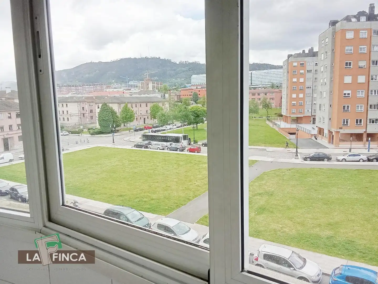 Dormitori de Pis en venda en Oviedo  amb Calefacció, Parquet i Terrassa
