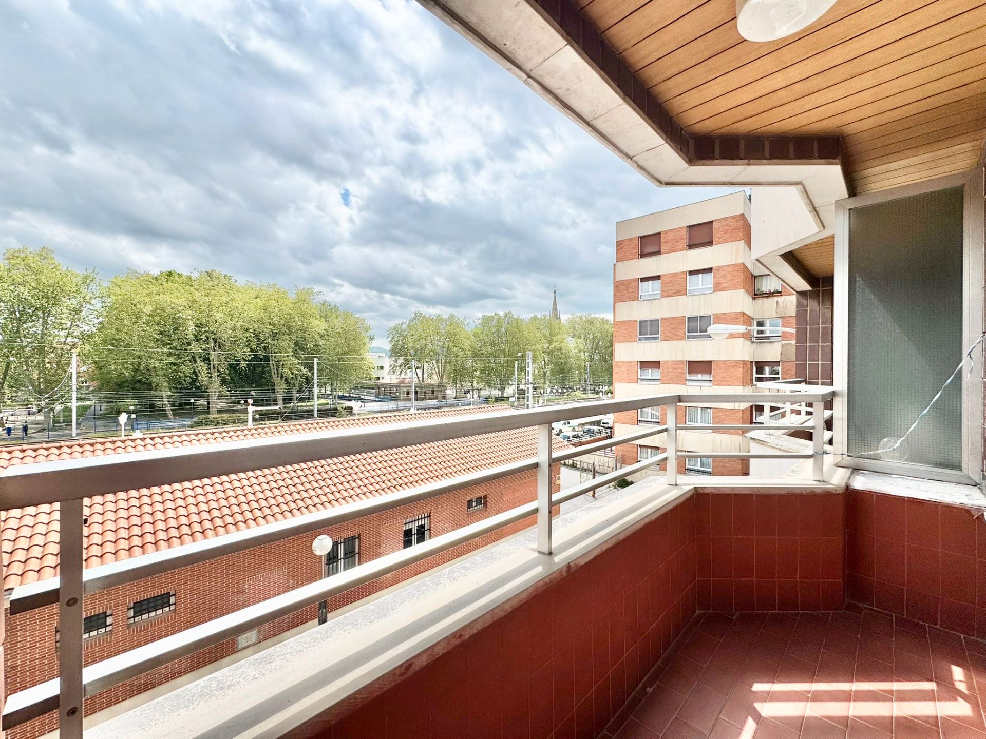 Vista exterior de Piso en venta en Vitoria - Gasteiz con Terraza y Trastero